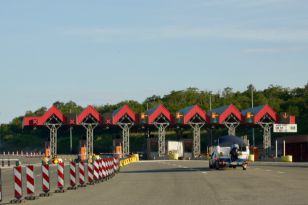 1561142381-70.jpg