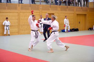 1573404563-84.jpg