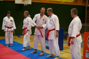 1558517572-65.jpg